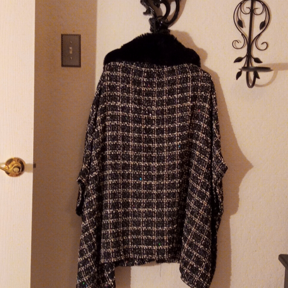 A cape for a woman - Picture 3 of 4